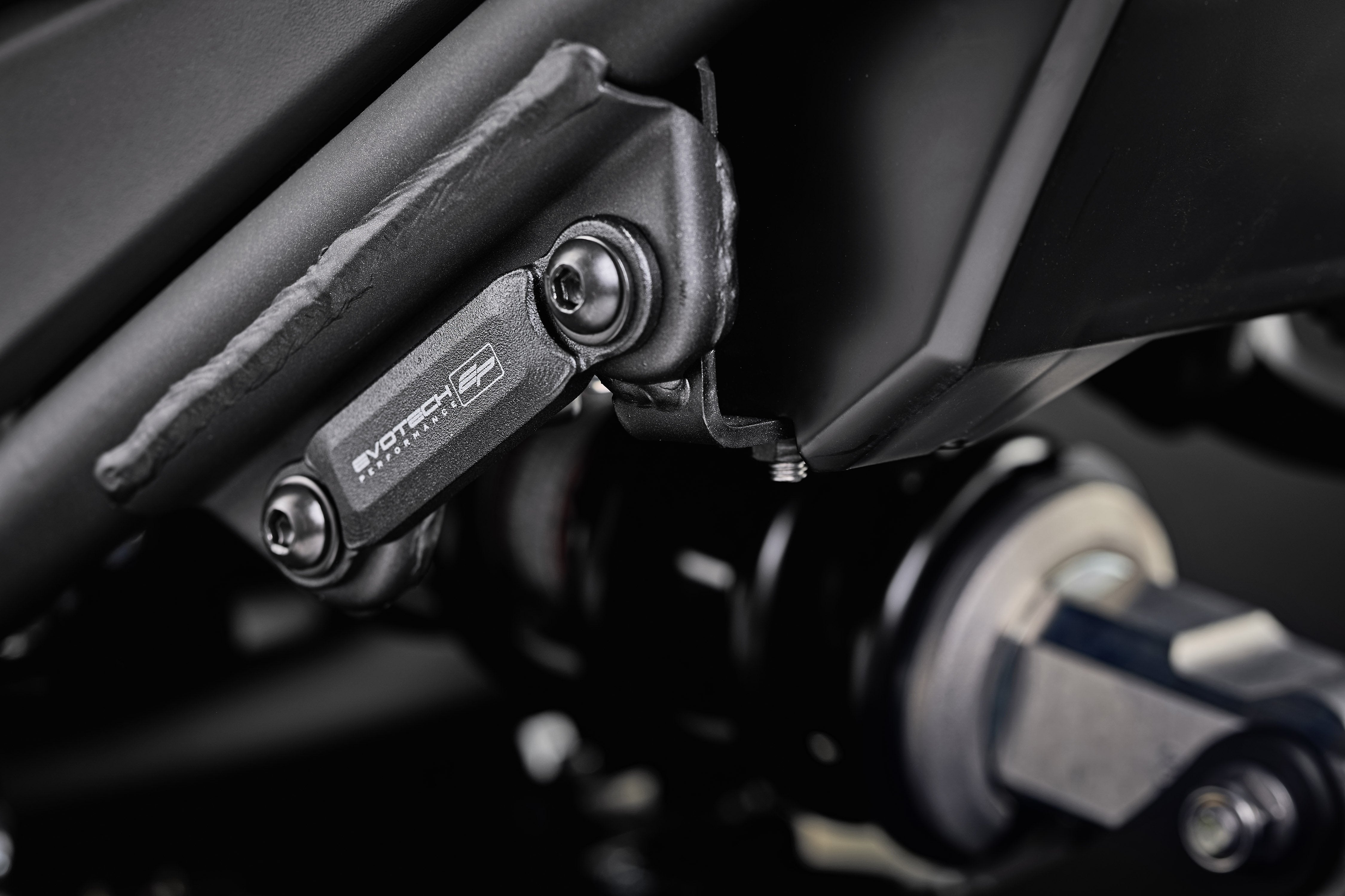 Evotech Exhaust Hanger & Pillion Footpeg Removal Kit - Kawasaki Z900 SE (2025+)